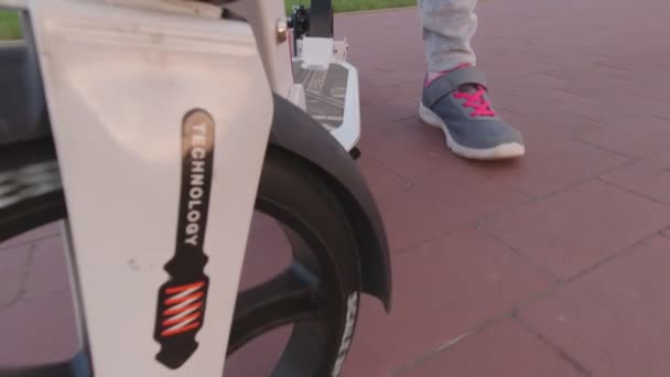 Meisje rijdt een scooter — Stockvideo