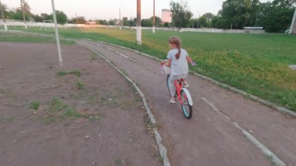追逐骑自行车的女孩 — 图库视频影像