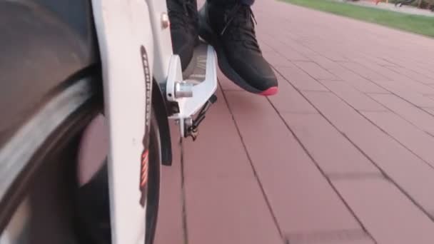 骑一辆滑板车 — 图库视频影像