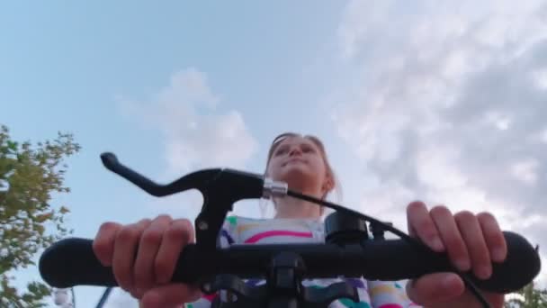 Маленькая девочка на скутере — стоковое видео