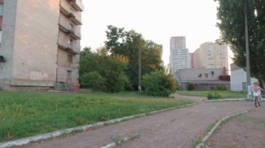 Bisikletli mutlu kız