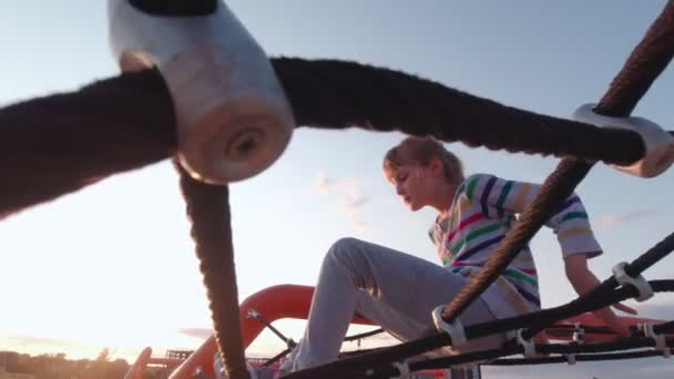 Meisje op de touwen zonsondergang — Stockvideo