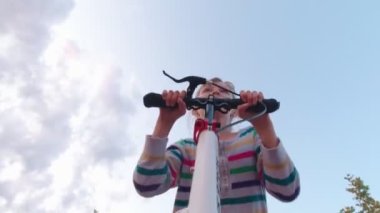 Parktaki Scooter 'lı Kız