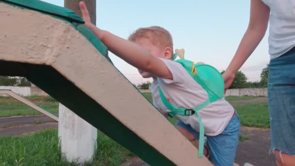 Junge klettert auf Spielplatz — Stockvideo