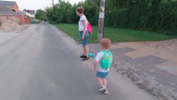 Familie läuft auf der Straße — Stockvideo