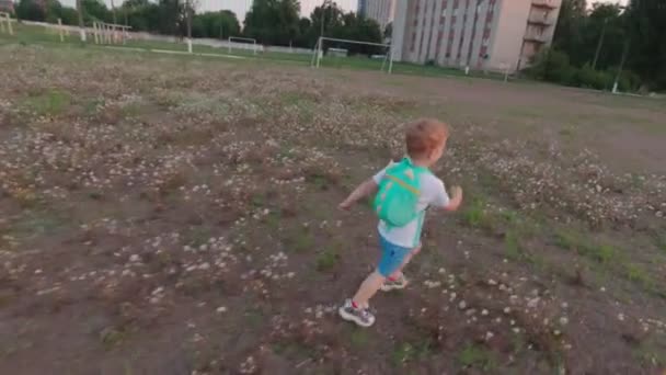 Мальчик убегает — стоковое видео