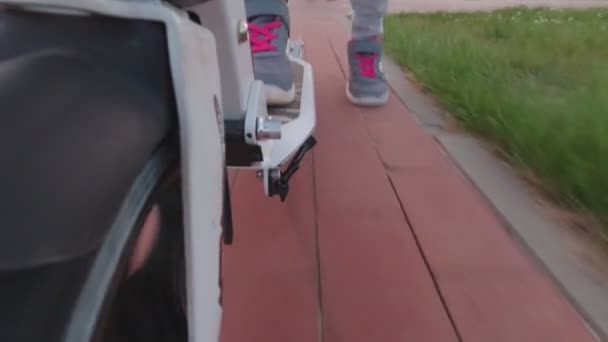 Ребенок катается на скутере — стоковое видео