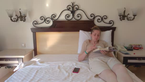 Leitura da mulher no hotel — Vídeo de Stock