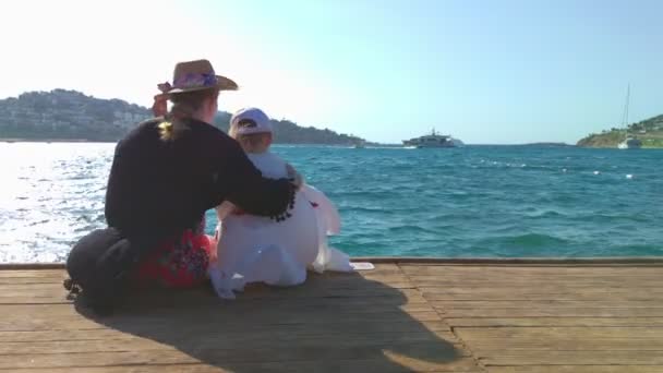 母亲拥抱着女儿的大海 — 图库视频影像