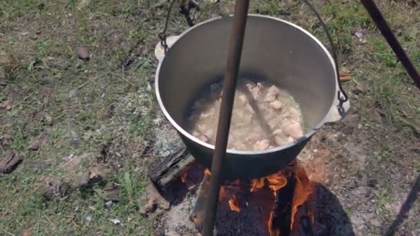 Caldero con carne en el fuego — Vídeos de Stock