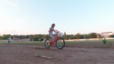 Kız peşinde koşan erkek.