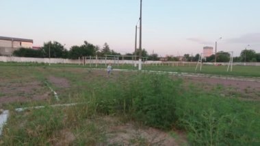 Spor sahasında koşan çocuk