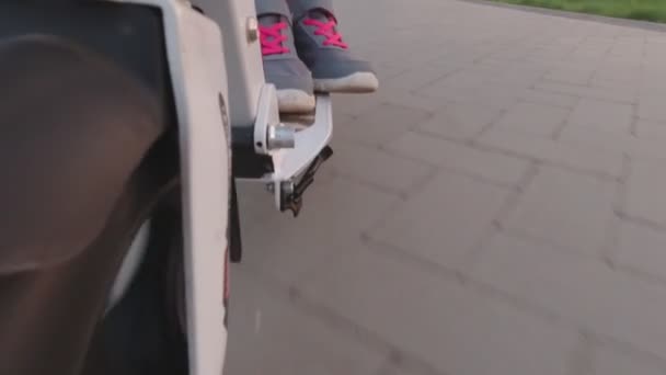 Rijdt op een scooter — Stockvideo