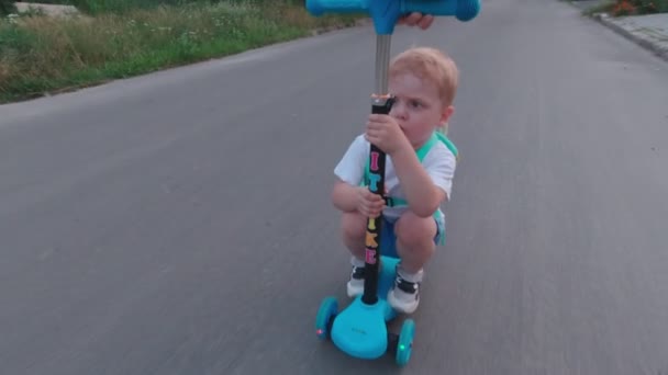 Kleiner Junge auf Roller — Stockvideo