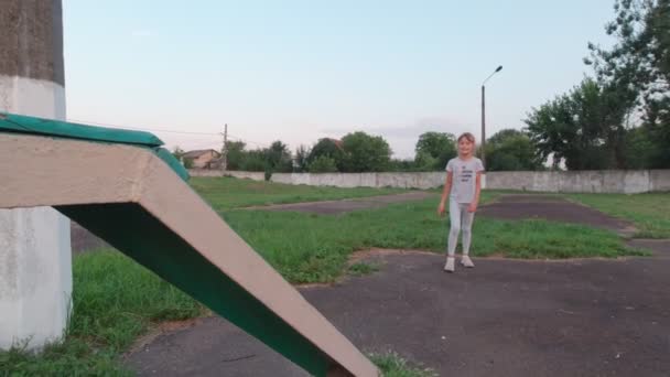 Girl Runs On A Balance Beam — Stock video