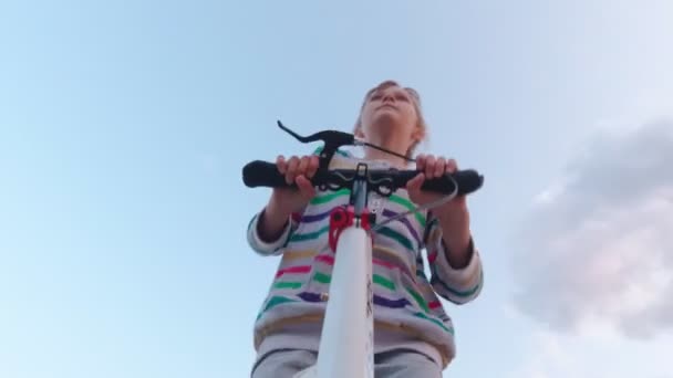 女孩快骑滑板车 — 图库视频影像