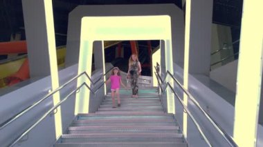 Mutlu kız merdivenlerden aşağı çalışan