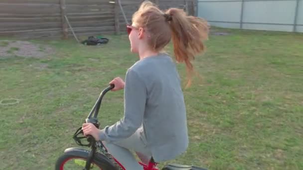 Menina de bicicleta uma bicicleta — Vídeo de Stock