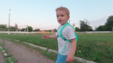 Çocuğun peşinden koşar