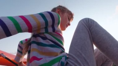 İplerin üzerinde sürünen kız.