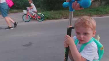 Scooter Ailesinde Yürüyen Çocuk
