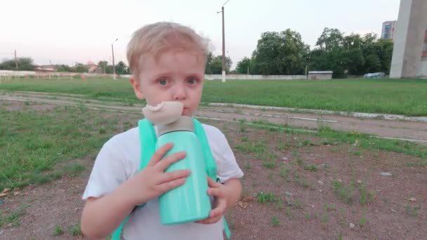 Ragazzo beve acqua da una bottiglia — Video Stock