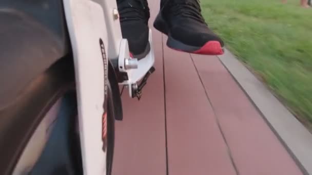 Rijdt scooter man voet — Stockvideo