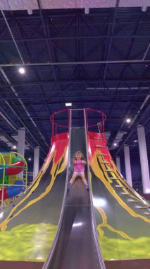 Kız Kaydıraktan Aşağı Gidiyor