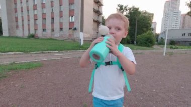 Çocuk su tükürüyor.