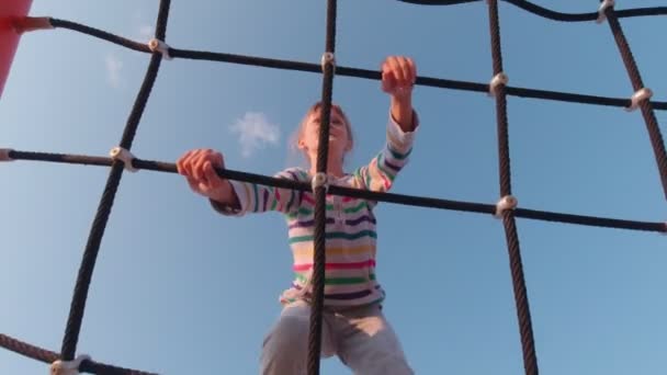 Szczęśliwa dziewczyna wspinaczka w parku linowym — Wideo stockowe