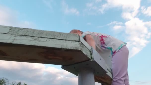 Meisje klimt op speeltuin — Stockvideo