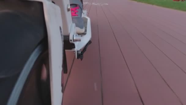 Οδηγεί σκούτερ στο δρόμο ποδήλατο — Αρχείο Βίντεο