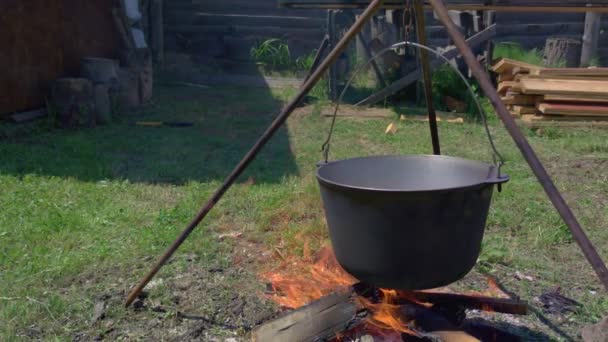 Kochen im Freien im Topf — Stockvideo