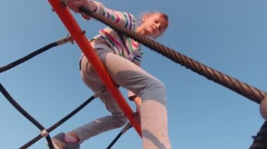 Halat Park Kızı Tırmanıyor