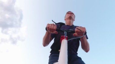 Tekmeleyen adam scooter sürüyor