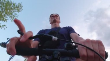 Scooter 'daki adam kameraya bakıyor.