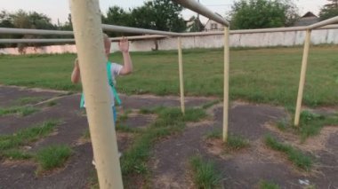 Çocuk çubuğunda asılı