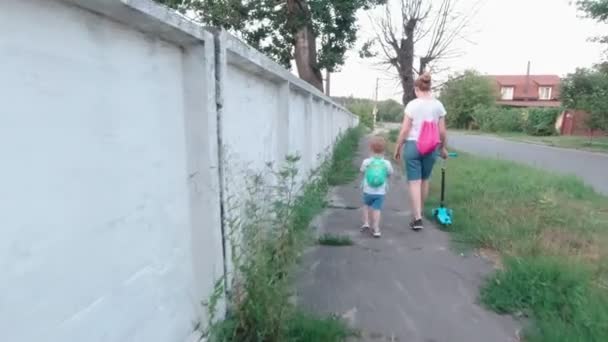 Mujer caminando con hijo — Vídeos de Stock