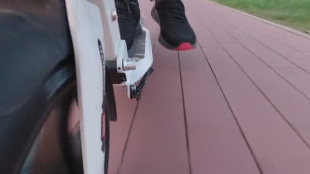 Kick Scooter Man Leg Closeup — 图库视频影像