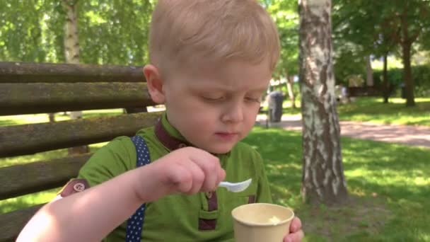 Junge mit Eiscreme in Zeitlupe — Stockvideo