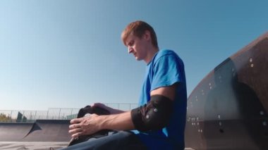 Adam bilek koruması takıyor.