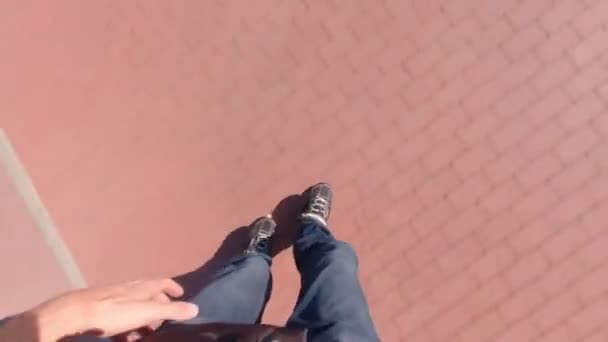 Hombre en patines en el camino — Vídeo de stock