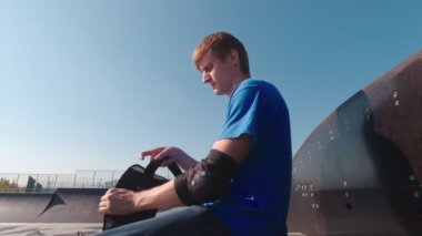 Park 'taki Adam Bilek Koruması Yapıyor