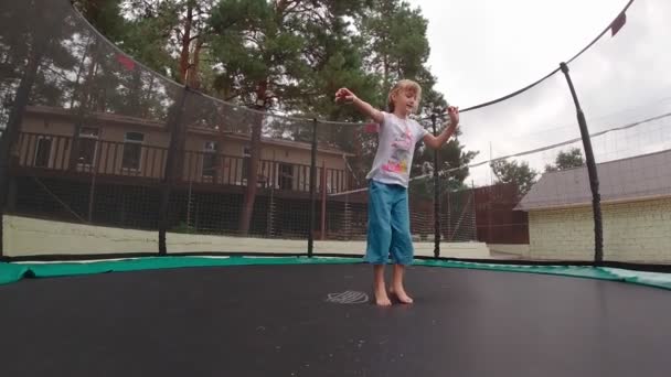 Menina em um movimento lento de trampolim — Vídeo de Stock