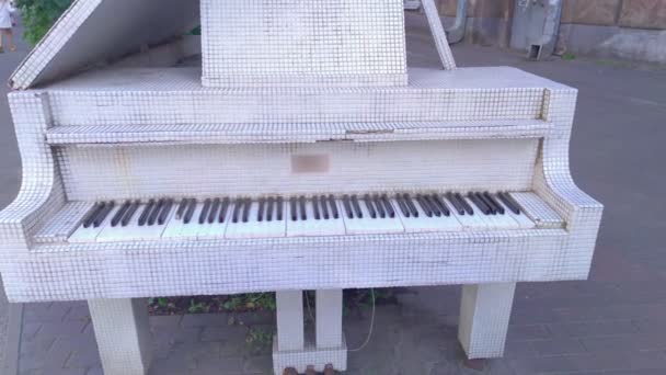 Witte piano buiten — Stockvideo