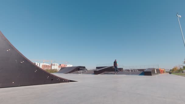 男子轮滑板公园慢动作 — 图库视频影像