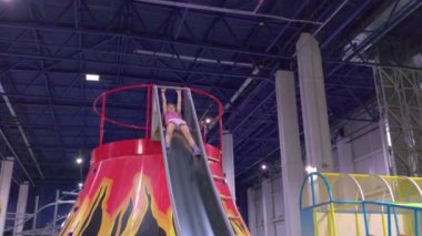 Kız Yavaş Hareket Ediyor