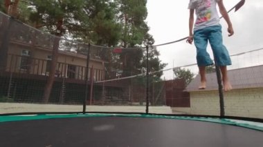 Trambolinde zıplayan Gülen Kız