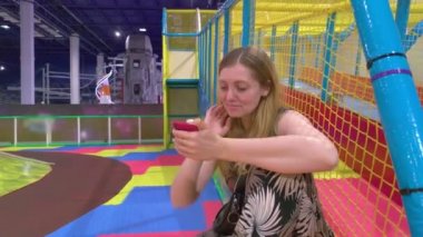 Kızı Olan Kadın Eğlence Parkı 'nda