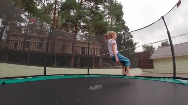 Šťastná dívka na trampolíně — Stock video